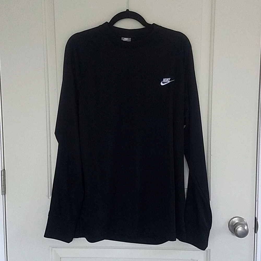 Men's Nike black long-sleeved shirt